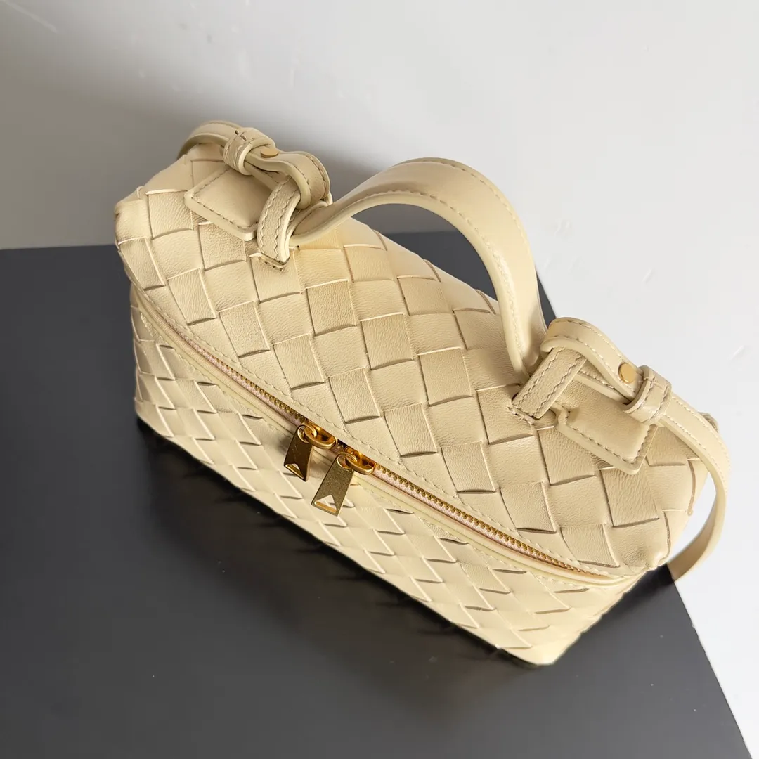 Batch 1360 Bottega Veneta 24 spring and summer woven zipper crossbody bag. A crossbody bag that can be used as a cosmetic bag. The exquisite weaving and compact body are an indispensable accessory for the upcoming summer. The double zipper also better protects the bag. It has a large capacity. If you like it, don’t miss it. Style number: 789109 Size: 22*12.5*5cm